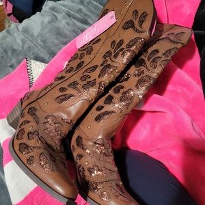 Boots cute with tags payed 150 but take 100